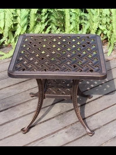 кофейный столик Milan из литого алюминия.