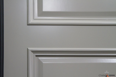 Prefect Префект /ПК 26мм рис. "Чикаго" крашенная RAL9001 с багетом из массива березы