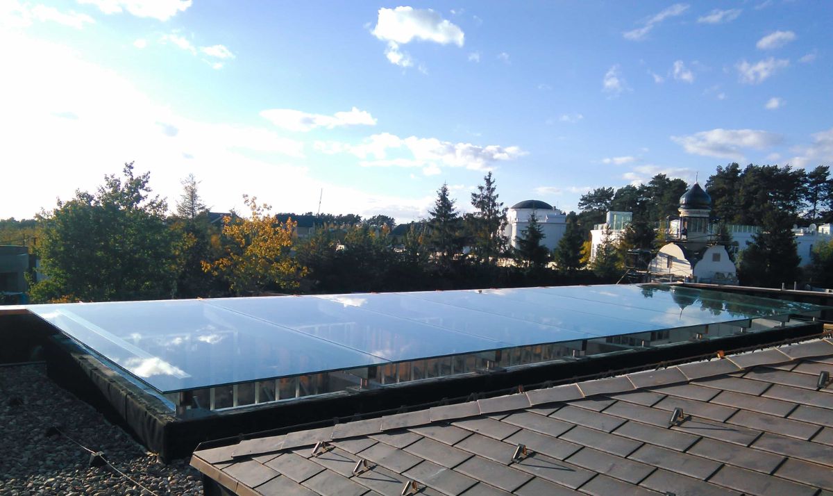 стеклянный козырек над дверью