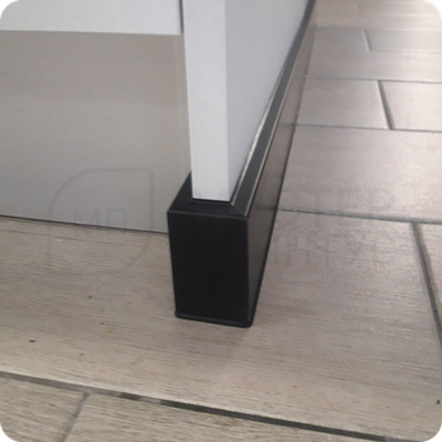 Плинтус ХДФ Dollken Cubu Flex Life 80мм Х 2,5 м 0110/1144 Черный в интерьере  6