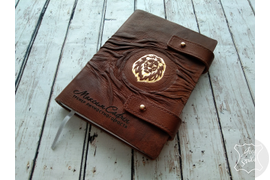 Кожаный ежедневник с тиснением головы льва и именной надписью