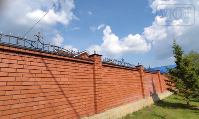 Кованые парапеты с колпаками и фонарями