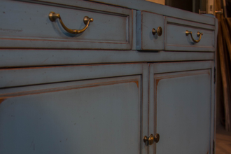 Двухстворчатый комод с 5 ящиками.