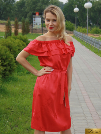 Платье с воланами и рюшами