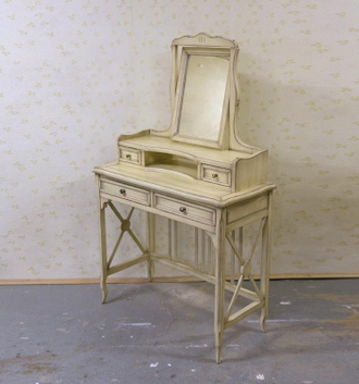 Туалетный стол с надстройкой и регулируемым зеркалом.