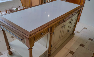 Остров на кухню с дубовой столешницей и 11 ящиками.