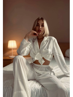 Пижама в стиле известного бренда цвет белый