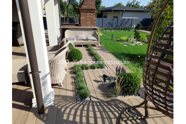 Терраса со встроенными грядками из ДПК у бассейна