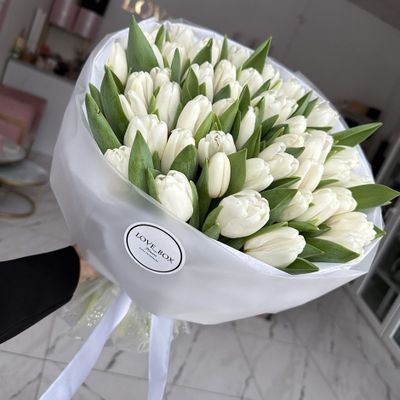 БУКЕТ ИЗ 49 БЕЛЫХ ТЮЛЬПАНОВ