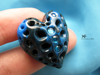 Синяя брошь "Сердце океана" - романтичное украшение в морском стиле