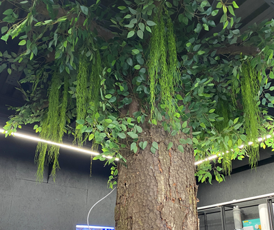 имитация ствола дерева в интерьере