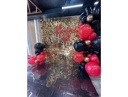 Фотозона с пайетками и надписью