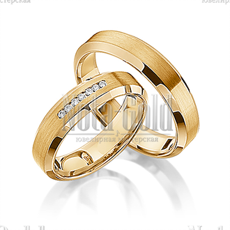 Матовые обручальные кольца с двумя фасками из желтого золота с продольной полоской бриллиантов в жен
