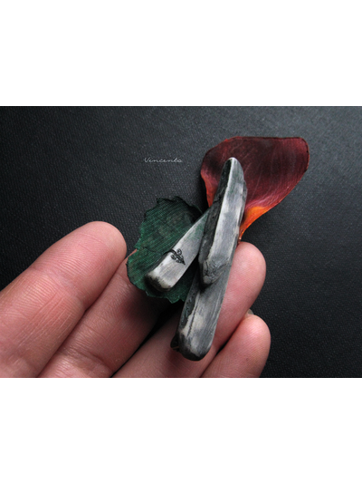 Брошь с лепестком розы "Воспоминание о былом"