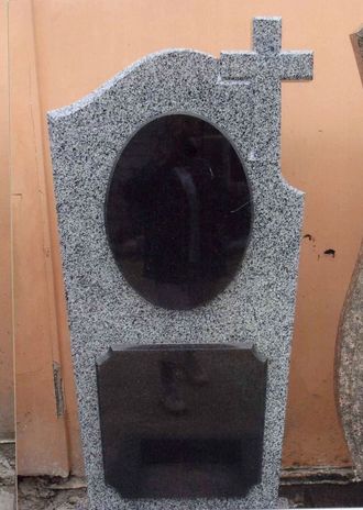 Фото вертикального бюджетного памятника на могилу из серого гранита с черным крестом в СПб