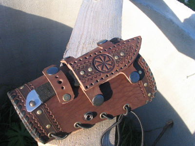 Наручи с ножом.