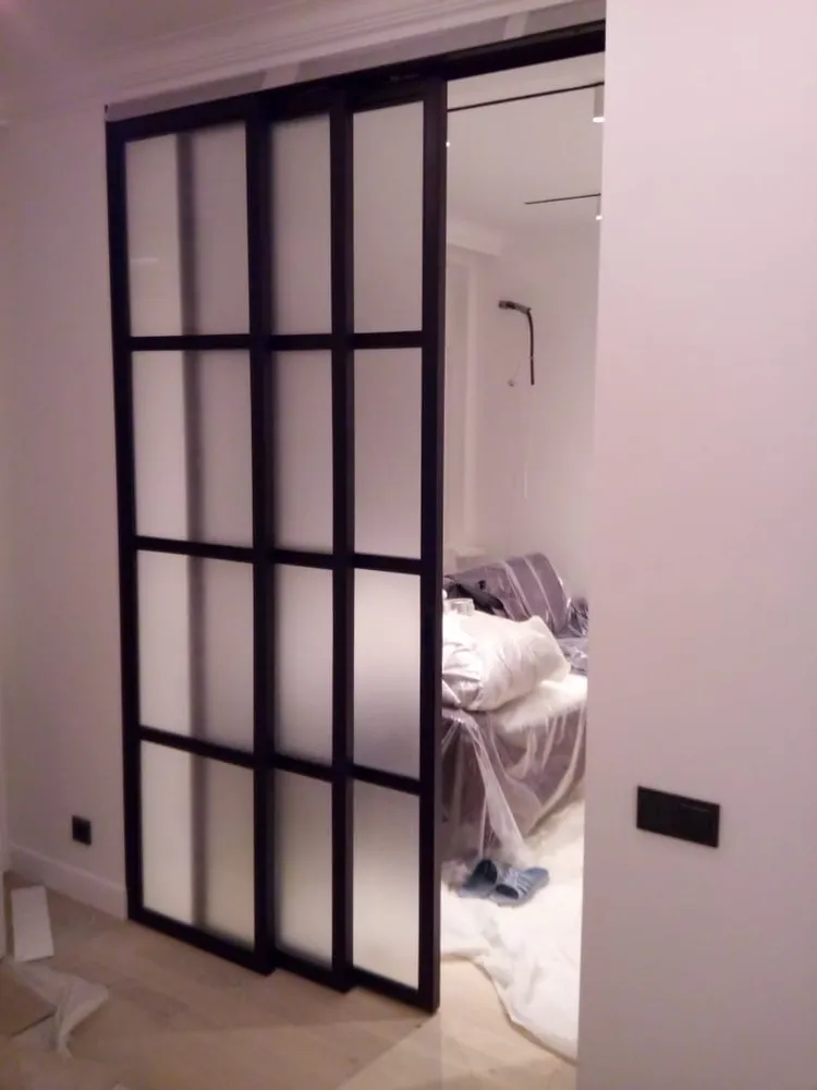 Раздвижная перегородка с телескопическим выдвижением дверей