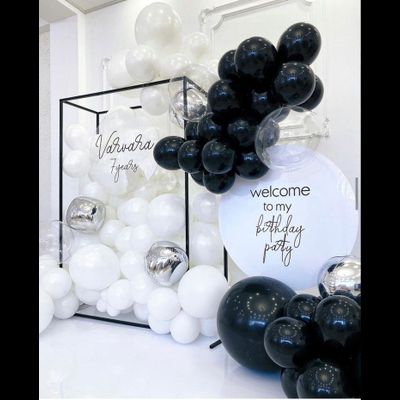 Фотозона «Монохромная геометрия»: Черно-белые мега-шары в кубе  № 1473