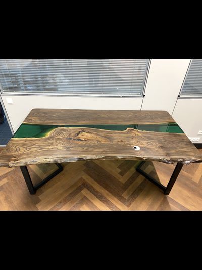 стол с рекой из эпоксидной смолы зелёного цвета