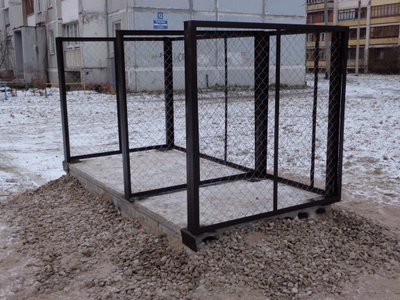 Мусорная площадка с ограждением из сетки-рабицы