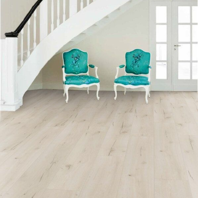 Декор ламината Wineo Дуб Рустик Белый LA174LV4 в интерьере гостиной