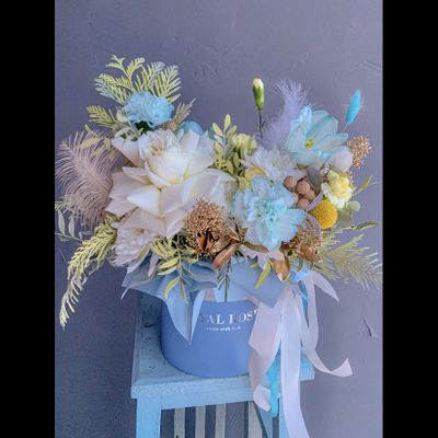 Коробочка с хризантемами, эустомой и диантусом