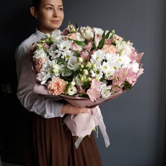 БУКЕТ С КУСТОВЫМИ ХРИЗАНТЕМАМИ, ГВОЗДИКАМИ, АЛЬСТРОМЕРИЕЙ, ЭУСТОМАМИ И ЗЕЛЕНЬЮ - (АРТ. С48)