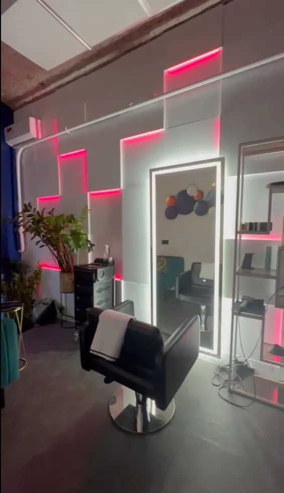Модный парикмахерский салон в г.Москве. Использованы панели "LightUnit (MAX)" с RGBW подсветкой. Использован довольно крупный размер панелей 570*570мм (толщины - 12, 24 и 36мм).