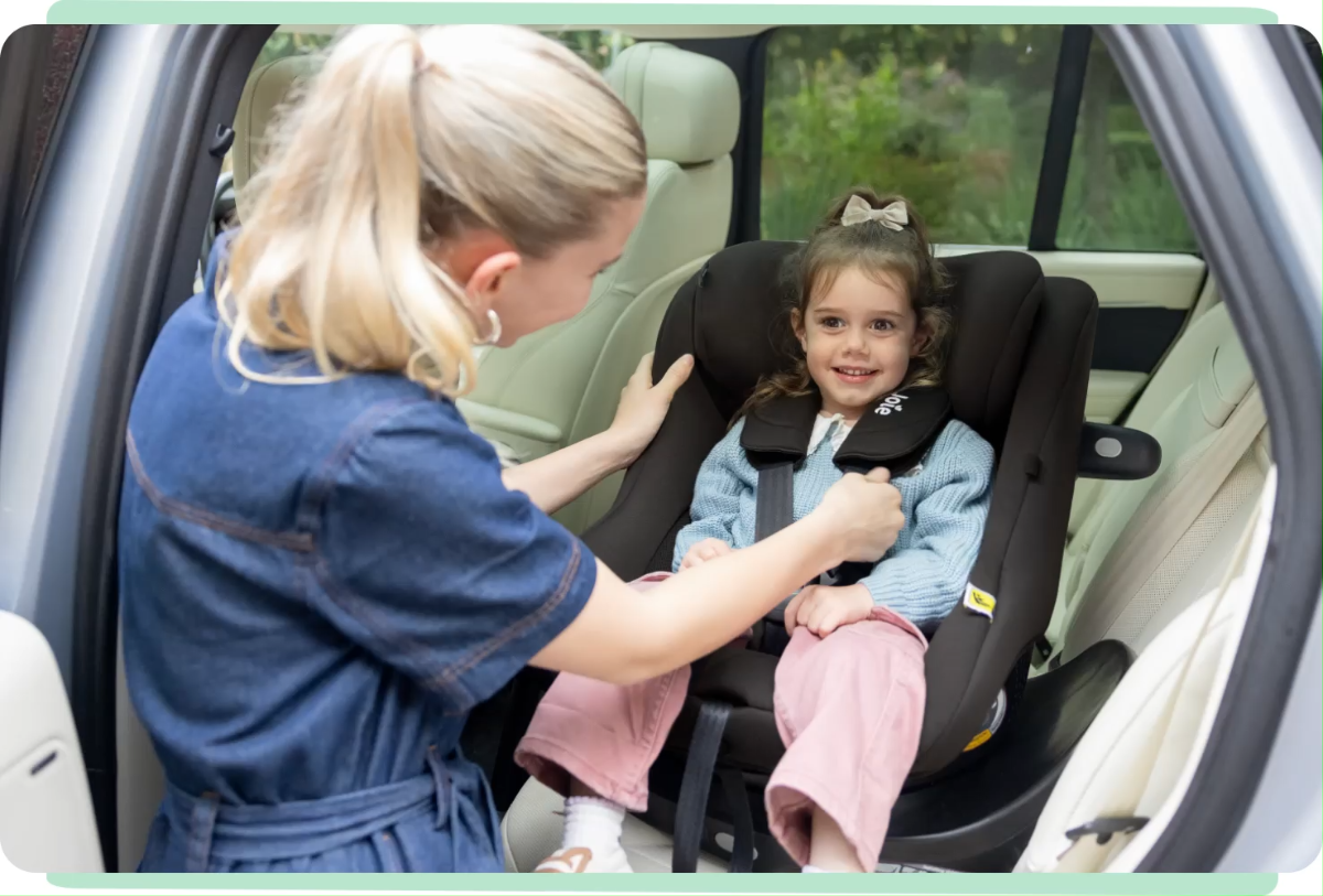Вращение на 360°: Облегчает посадку и высадку ребенка из автомобиля