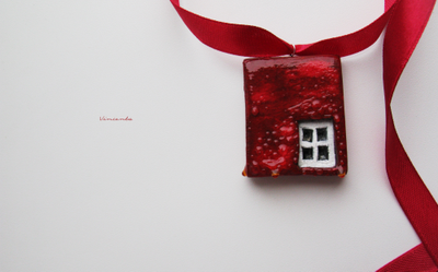 Необычная подвеска в авангардном стиле "Красные стены"