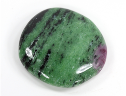 Корунд красный (светится в УФ) в цоизите, полировка плоская, Танзания (40*39*8 мм, 31 г) №35660