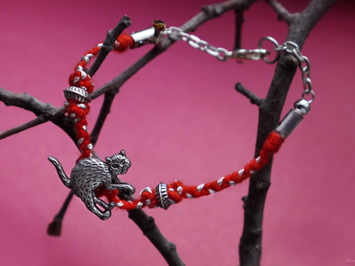 Красная нить с кошечкой, талисман на запястье