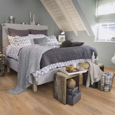 Виниловый пол Wineo 600 Wood WarmPlace DB184W6 в интерьере комнаты