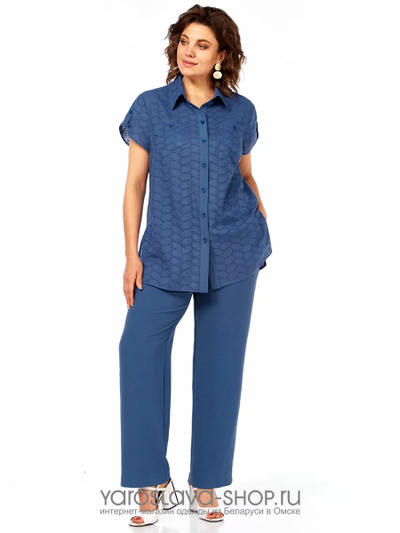 Лёгкий комплект-двойка, состоящий из брюк и рубашки из хлопка ришелье в синем цвете
