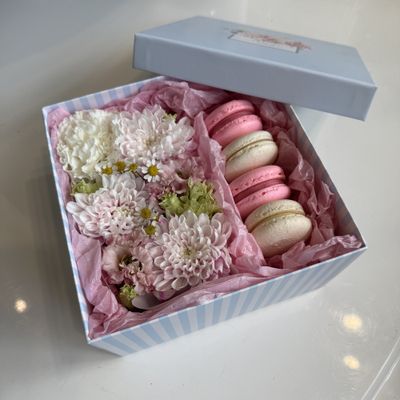 Композиция с цветами и макарон