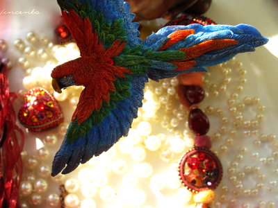 Ара, настоящий попугай. Брошь с попугаем. Миниатюра из полимерной глины