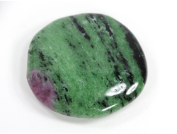 Корунд красный (светится в УФ) в цоизите, полировка плоская, Танзания (40*39*8 мм, 31 г) №35660