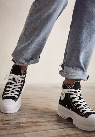 Как смотрятся на ноге черные высокие кеды Конверс Chuck Taylor All Star Lugged 2.0 фото A00870C