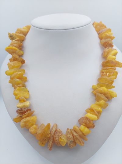 Лечебные бусы из крупного белого янтаря