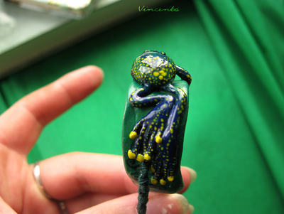 Тропическая лягушка. Необычный кулон - подвеска в виде лягушки (кулон-лягушка) из полимерной глины