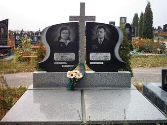 Картинка двойного горизонтального памятника на могилу с большим крестом посередине в СПб