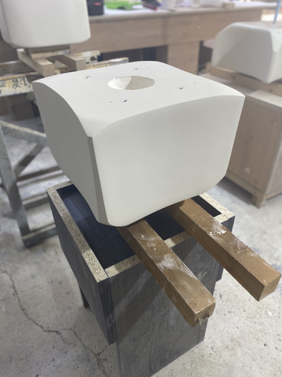 Столик "Tris Forte" с основанием из гипса и столешницей из МДФ