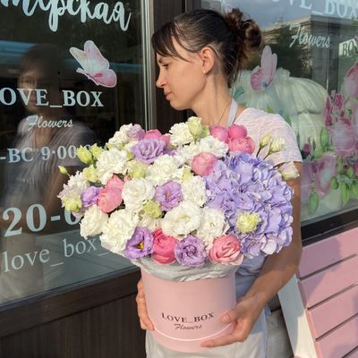 Букет в шляпной коробке микс цветов S+ №2