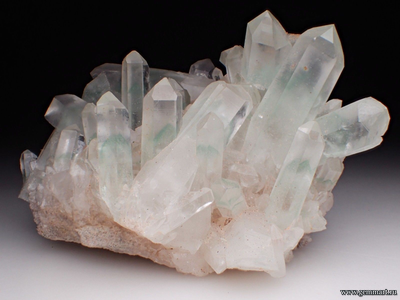 Горный хрусталь (разн. кварца) с фантомами, фуксит. 99*81*51мм