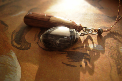 Необычный брелок-подвеска для мобильного "Пуаро и Гастингс"