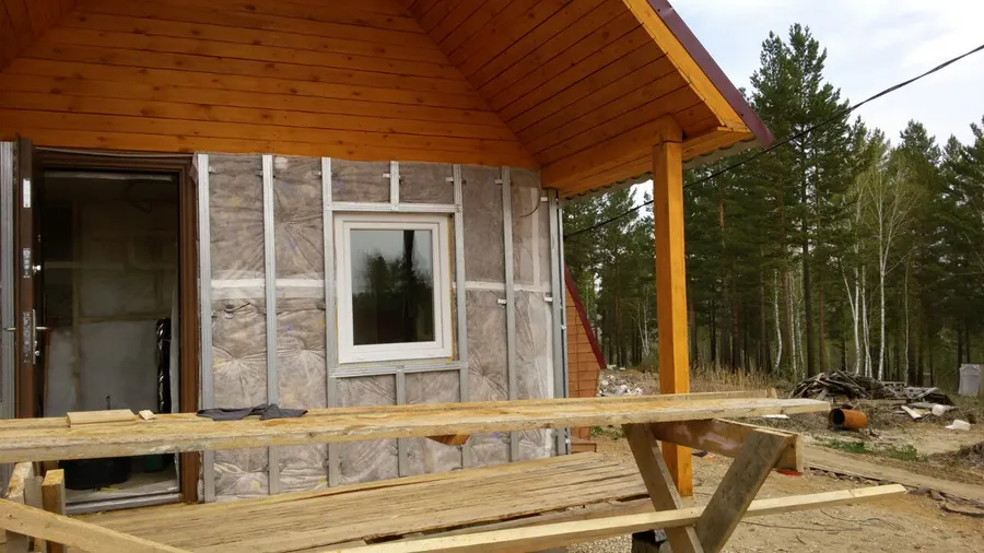 Наружное утепление сруба базальтовым утеплителем.