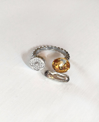 (АРТИКУЛ: 9661/81) КОЛЬЦО ЖЕНСКОЕ, СЕРЕБРИСТЫЙ МЕТАЛЛ С  ЗОЛОТИСТЫМ И СВЕТЛО-СЕРЫМ КРИСТАЛЛАМИ