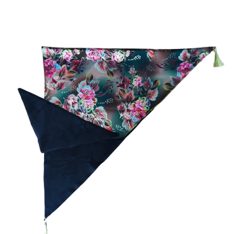 Платок-треугольник зеленый с розовыми цветами 75 см