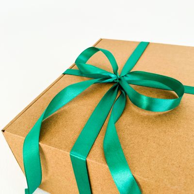 Подарочная коробка GILEV 32x32x12см (3 штуки) с наполнителем и зеленой лентой