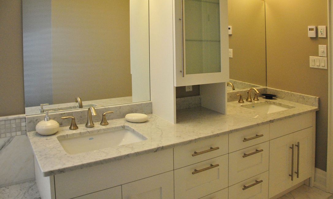 Изготовление столешницы для ванной из белого мрамора Bianco Carrara